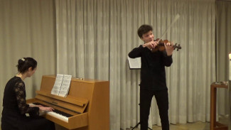 Jeremias Pestalozzi (Violine), Ayumi Janke (Klavier) beim Gottesdienst  "Lust auf Kirche" am 06.03.2022