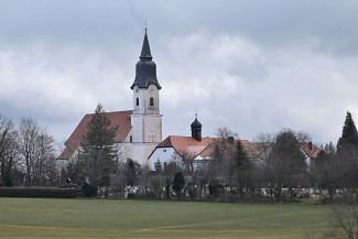 Mariä Himmelfahrt Aufkirchen im Frühjahr