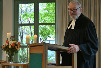 Pfarrer Johannes Habdank am Ambo im Katharina von Bora-Haus