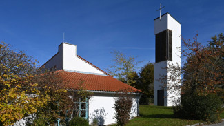 Katharina von Bora-Haus mit Glockenturm im Herbst