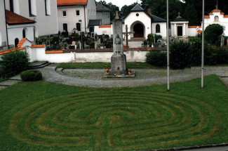 Labyrinth - beim Kriegerdenkmal in Aufkirchen