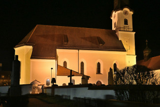 Kath. Pfarrkirche Aufkirchen bei Nacht