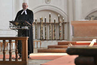 Pfarrer Johannes Habdank predigt am Karfreitag 2023 in Aufkirchen