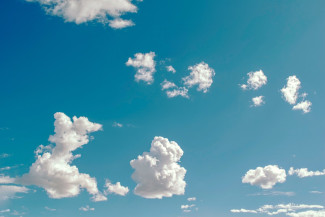 Weiße Wolken am blauen Himmel