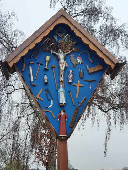 Wegkreuz "Arma Christi" bei Großinzemoos in Oberbayern